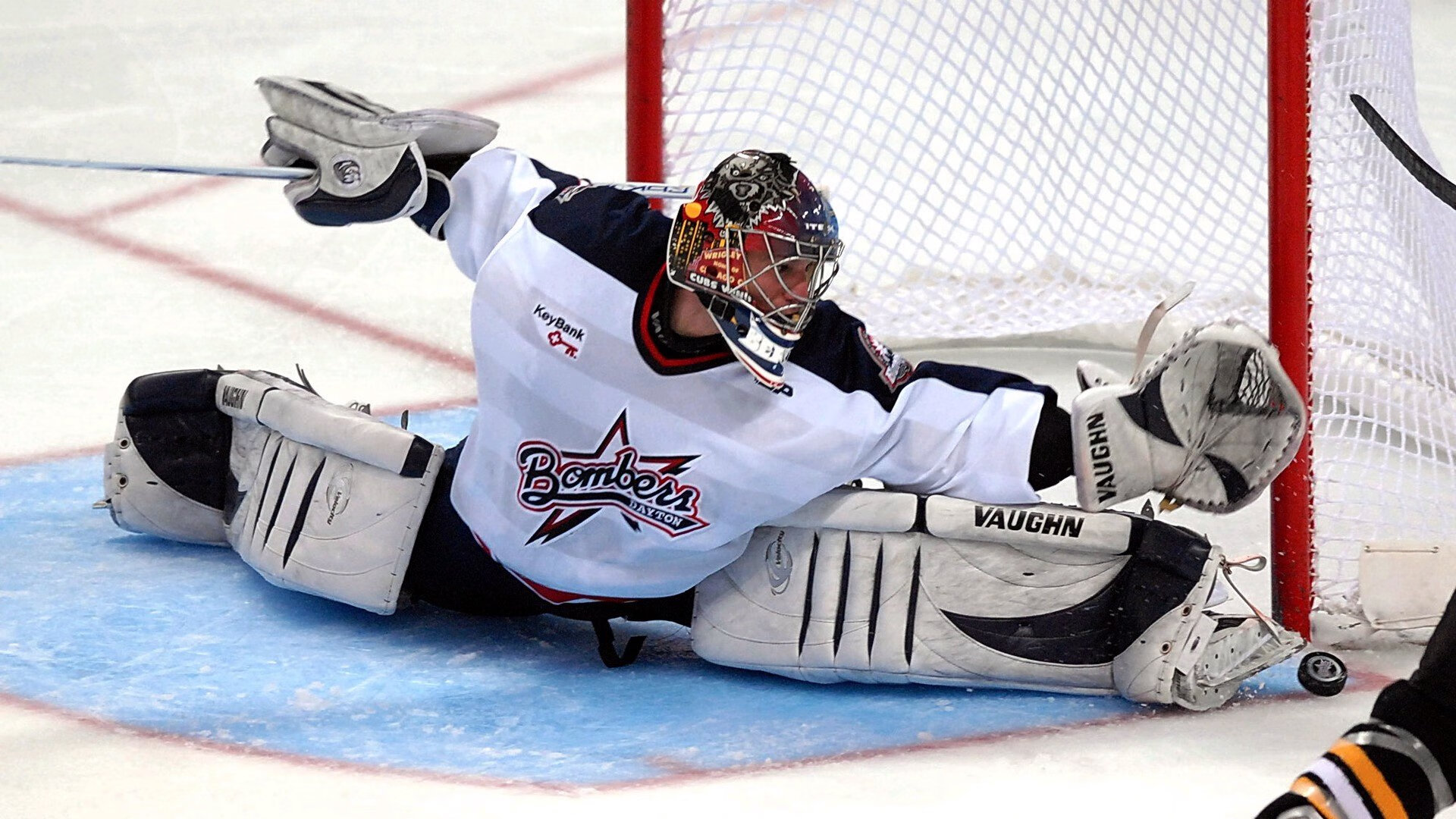 球队在防守端通过换防策略限制对手得分，篮球防守换人